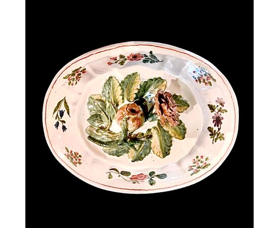 Coperchio di zuppiera in maiolica, con presa a forma di fiori e decoro floreale.Manifattura di Parma. 