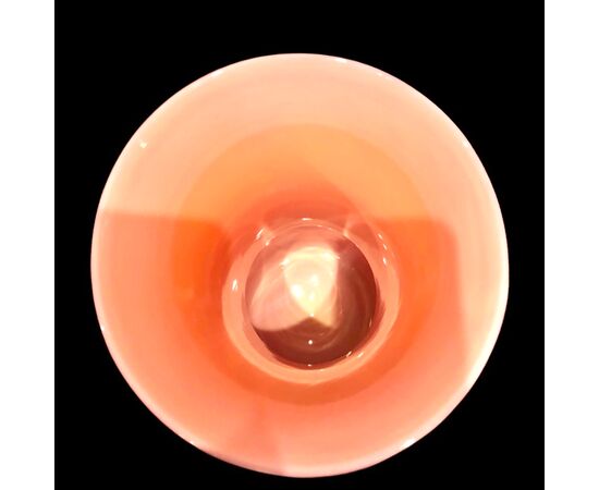 Vaso in vetro incamiciato lattimo-rosa con foglia oro.Tomaso Buzzi ,serie ‘aurati’,Manifattura Venini Murano.