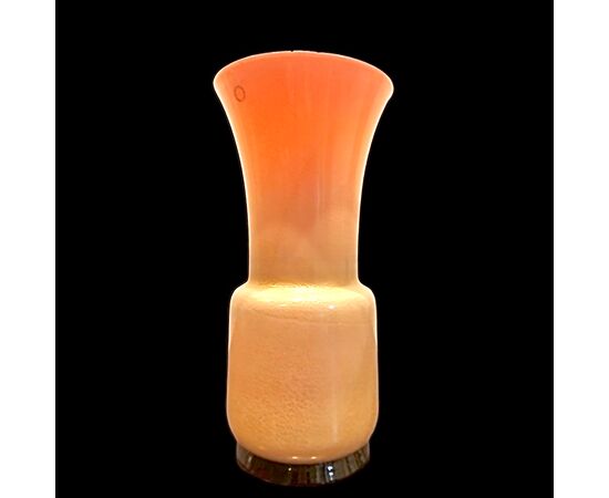 Vaso in vetro incamiciato lattimo-rosa con foglia oro.Tomaso Buzzi ,serie ‘aurati’,Manifattura Venini Murano.