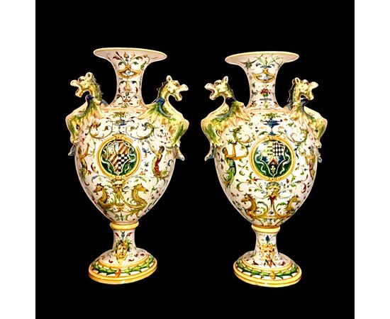 Coppia di vasi in maiolica con manici a forma di draghi,decorati a raffaellesche e stemmi nobiliari.Manifattura Minghetti,Bologna.