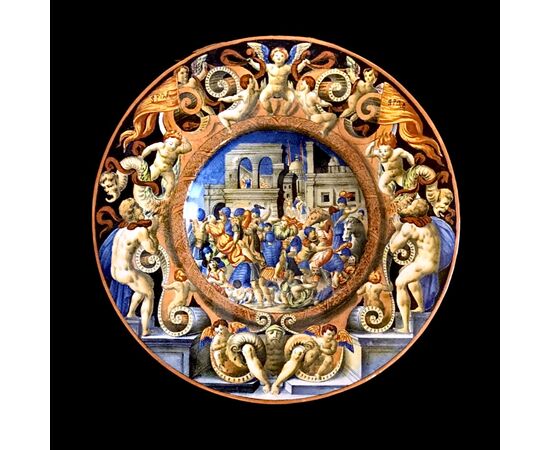 Coppia di piatti  in maiolica stile Urbino con personaggi sulla tesa e decoro istoriato nel cavetto.Manifattura Molaroni,Pesaro.