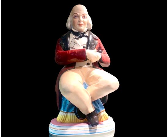 Scatola porta-tabacco in porcellana bisquit con figura maschile seduta.Francia.