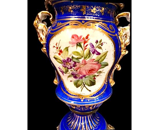 Lampada in porcellana e bronzo con manici a motivi floreali,medaglioni con soggetti galanti e floreali e decori in oro.Vecchia Parigi.