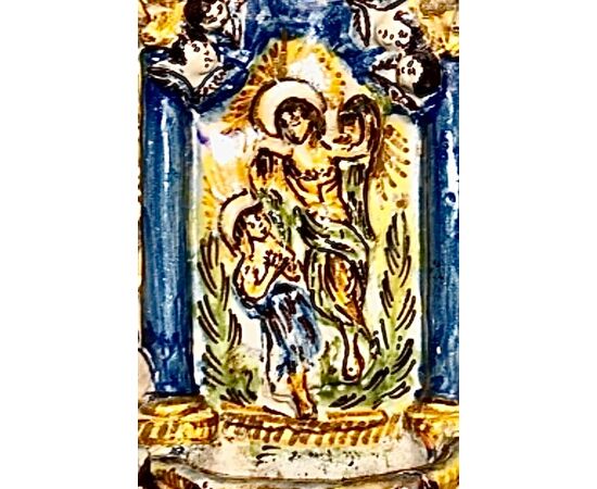 Acquasantiera in maiolica policroma con putti,cimasa a corona e scena di Annunciazione.Manifattura di Ariano Irpino. 