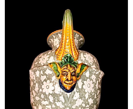 Grande vaso con colonna in maiolica decorato con motivi geometrici e vegetali stilizzati in ‘soprabianco’,con medaglioni e mascheroni.Manifattura di Ferruccio Mengaroni.Pesaro.