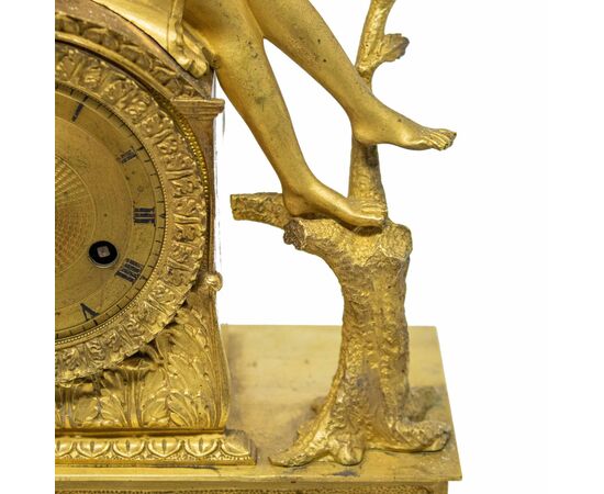 Orologio con Eros a riposo e fregio di putti, XIX secolo 