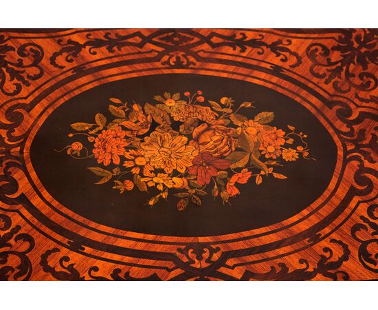 XIX Secolo, Napoleone III, Tavolino da lavoro intarsiato, con applicazioni in bronzo dorato