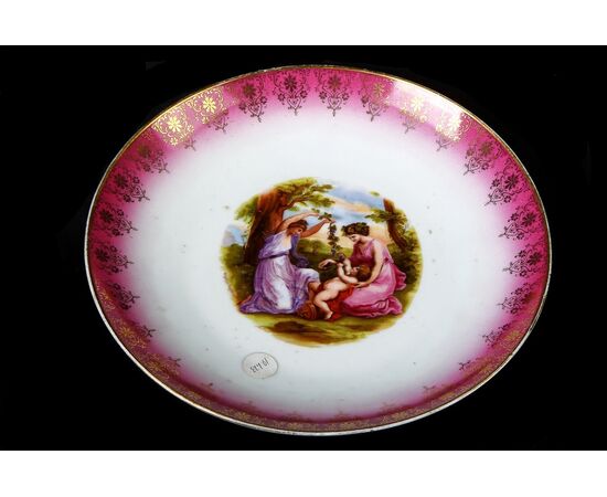 Grande piatto in porcellana del 1800 Austriaco con bordo rosa intenso e decori color oro