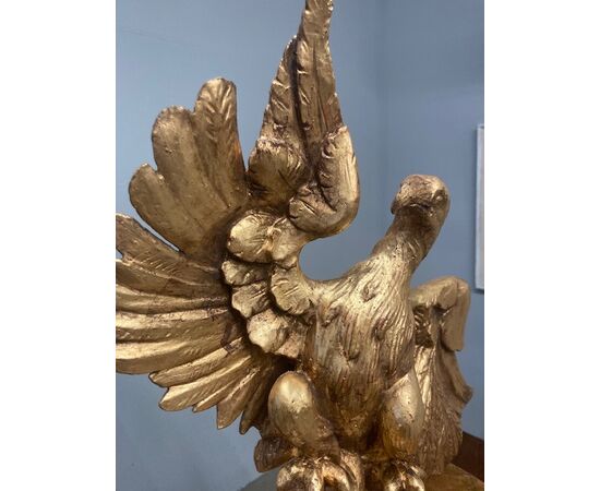 Antica scultura Aquila in legno dorata epoca 600 su base marmorizzata. Mis : Altezza cm 53 . base cm 36 x 25
