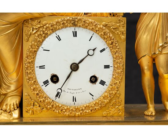 Orologio antico Impero Francese in bronzo dorato finemente cesellato. Periodo XIX secolo.