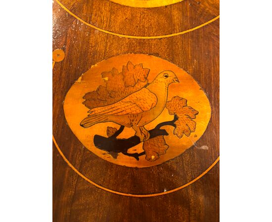 Tavolo in noce intarsiato con motivi a uccelli e geometrici.Lombardia,periodo Direttorio.