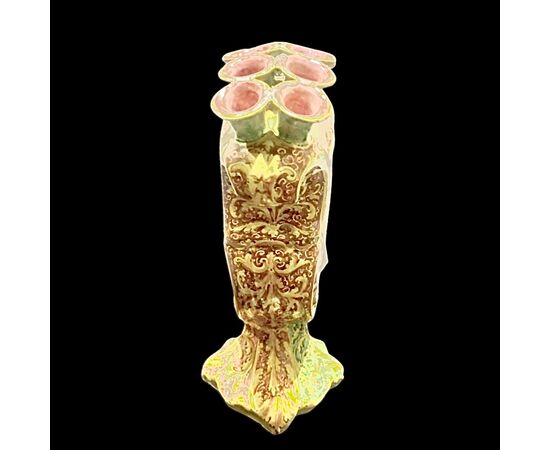 Grande vaso tulipaniera in maiolica a 18 fiori con scena istoriata con personaggi ,paesaggio,architetture e motivi rocaille.Minghetti.Bologna.