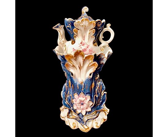 Veilleuse tisaniera in porcellana con lumeggiature in oro a decoro floreale e motivi vegetali e floreali in rilievo.Francia.