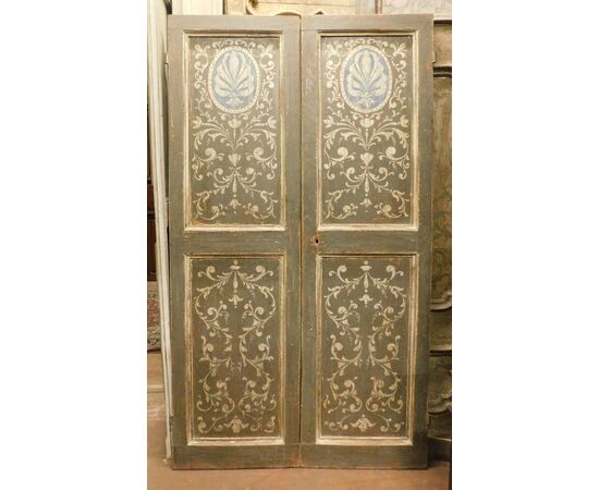 pts685 - pair of lacquered doors, cm l 119 xh 210     