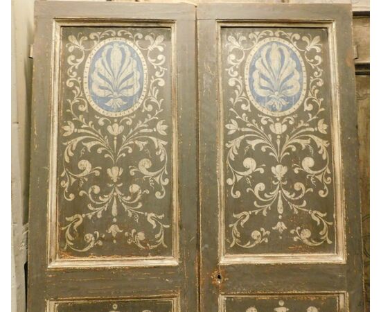 pts685 - pair of lacquered doors, cm l 119 xh 210     