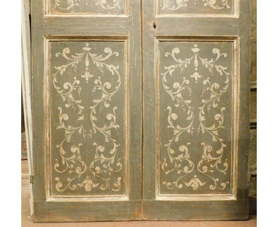 pts685 - pair of lacquered doors, cm l 119 xh 210     