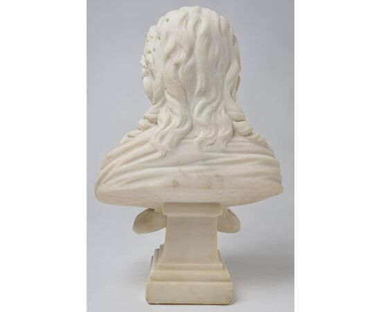 Statua bambina sorridente con fiori nei capelli, marmo bianco - O/7552