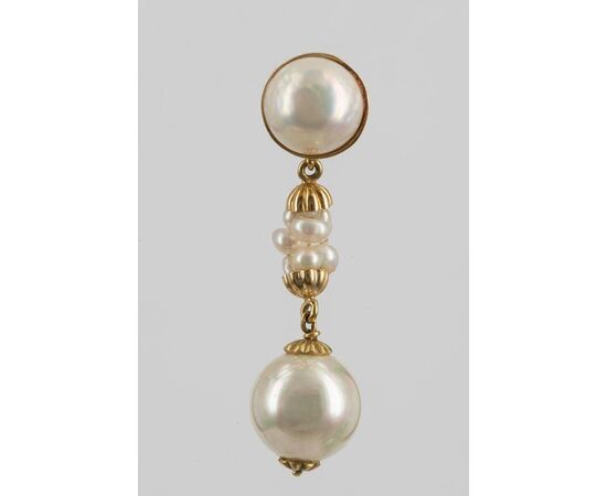 Earrings with pearls mounted in gold     