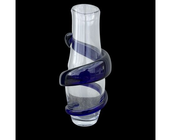 Vaso in vetro pesante trasparente con applicazione a spirale blu.Firma Carlo Moretti Studio 1990.
