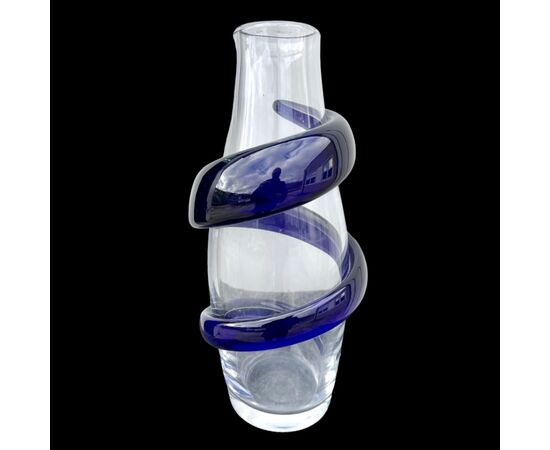 Vaso in vetro pesante trasparente con applicazione a spirale blu.Firma Carlo Moretti Studio 1990.