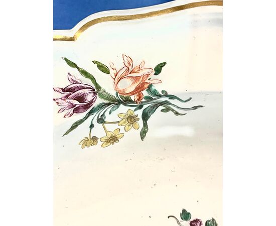 Piatto da barba in porcellana 'masso bastardo' decorato alla rosa e altri motivi floreali.Ginori Doccia.Secondo periodo’Lorenzo Ginori’.