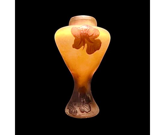 Vasetto in vetro incamiciato lavorato all’acido con decoro floreale art nouveau.Manifattura Galle’.Francia.