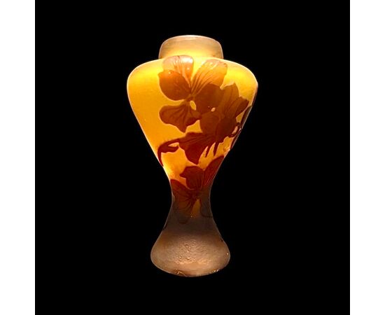 Vasetto in vetro incamiciato lavorato all’acido con decoro floreale art nouveau.Manifattura Galle’.Francia.