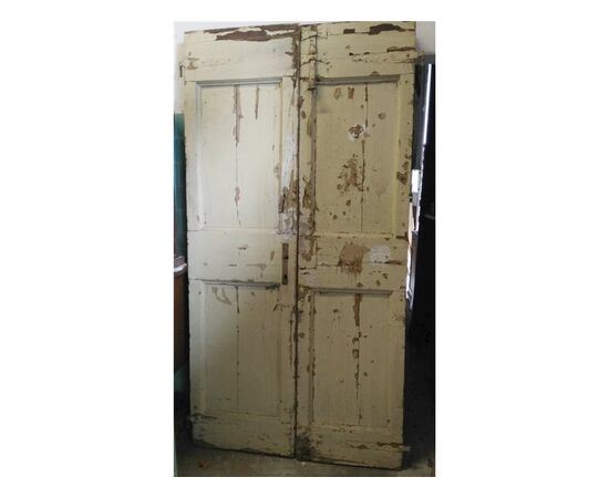 Porta in legno verniciato,antica di recupero,a due ante con bugne