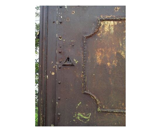 Porta antica in ferro inchiodato, con bugne