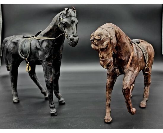 Coppia di cavalli giocattolo in cartapesta e pelle 