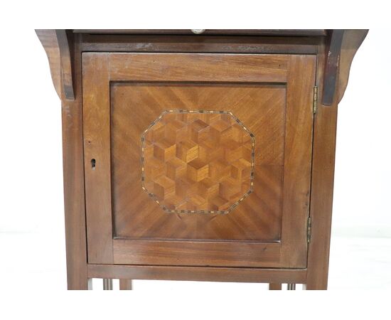 Tavolino Art Nouveau in legno di noce intarsiato, inizio XX secolo PREZZO TRATTABILE