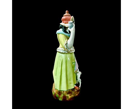 Veilleuse tisaniera in porcellana raffigurante figura femminile filandera.Francia.Periodo Luigi Filippo.
