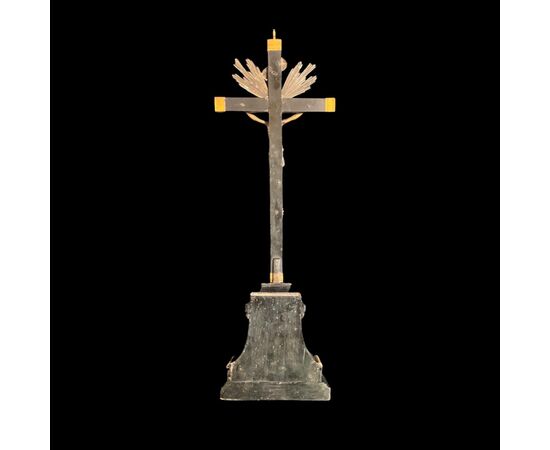 Cristo in bronzo con croce e base in ebano e modanature in argento.Sulla base miniatura  raffigurante ‘Madonna dei sette dolori’.Italia.