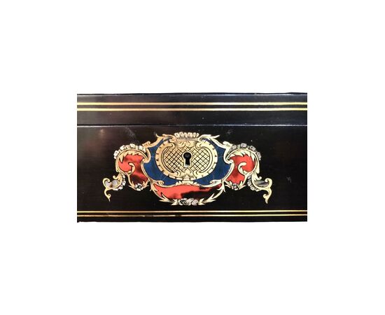 Scatola portaguanti in ebano con  intarsi stile Boulle in lacca,metallo e madreperla.firma:Maison Boissier.Francia.