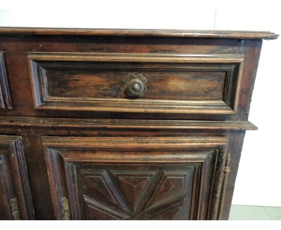 Credenza seicentesca in noce