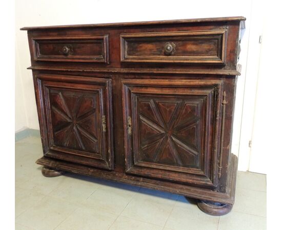 Credenza seicentesca in noce