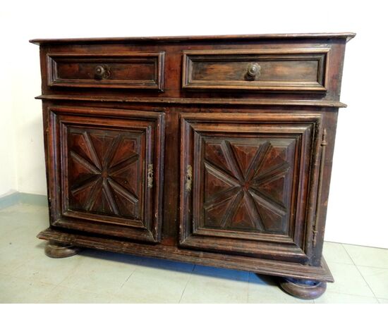 Credenza seicentesca in noce