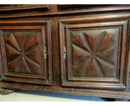 Credenza seicentesca in noce