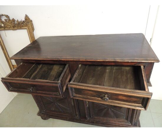 Credenza seicentesca in noce