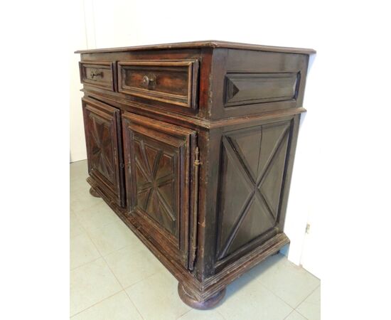 Credenza seicentesca in noce