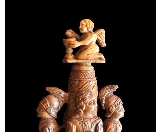 Tabacchiera in legno di curozo incisa con soldati e angeli.Francia.