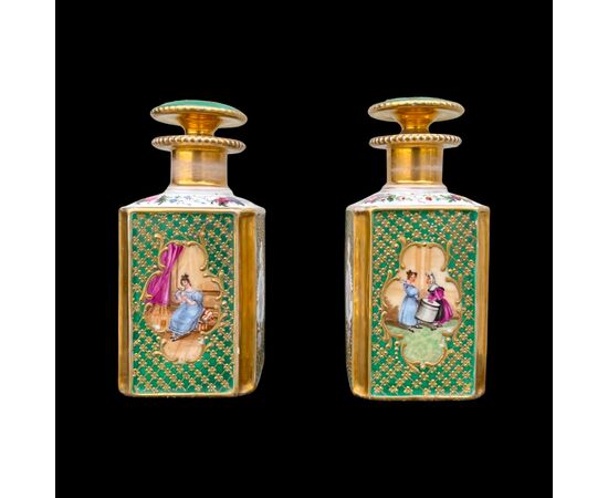 Coppia di bottiglie porta profumo in porcellana con figure femminili e decori floreali e oro.Francia.