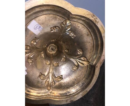 Ostensorio in argento massiccio,smalto e pietre dure con medaglioni raffiguranti scene religiose e motivi vegetali in rilievo .Francia.
