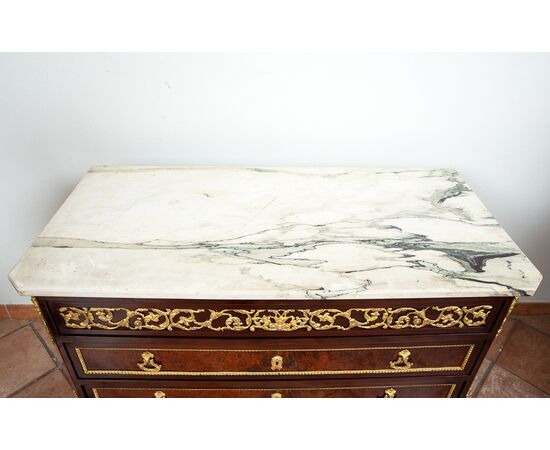 Cassettone antico Napoleone III Francese in legni esotici pregiati con piano in marmo. Periodo fine XIX secolo.
