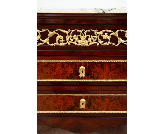 Cassettone antico Napoleone III Francese in legni esotici pregiati con piano in marmo. Periodo fine XIX secolo.