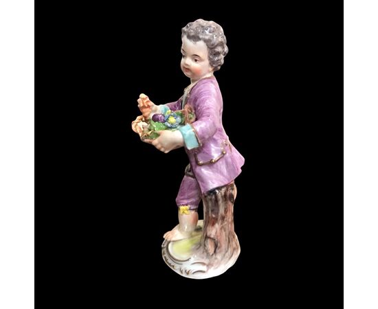 Figurina in porcellana di Meissen,bimbo con cesto di fiori.