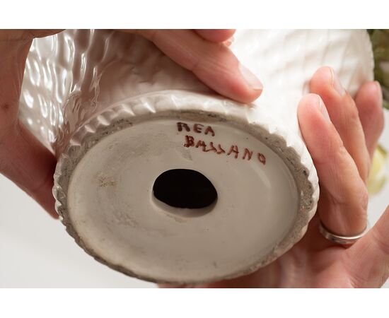 Centrotavola in porcellana policroma firmata "Rea Bassano". Periodo anni 60/70.
