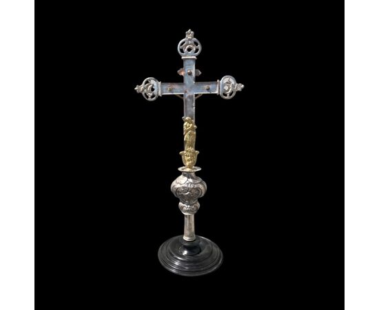 Croce astile da cerimonia in metallo ( parte globulare in argento).Italia.( base in legno da esposizione)