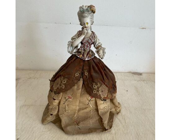 Porcelain figurine depicting a lady     