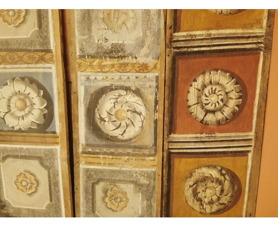 tavole da soffitto dipinte con motivi  floreali.
